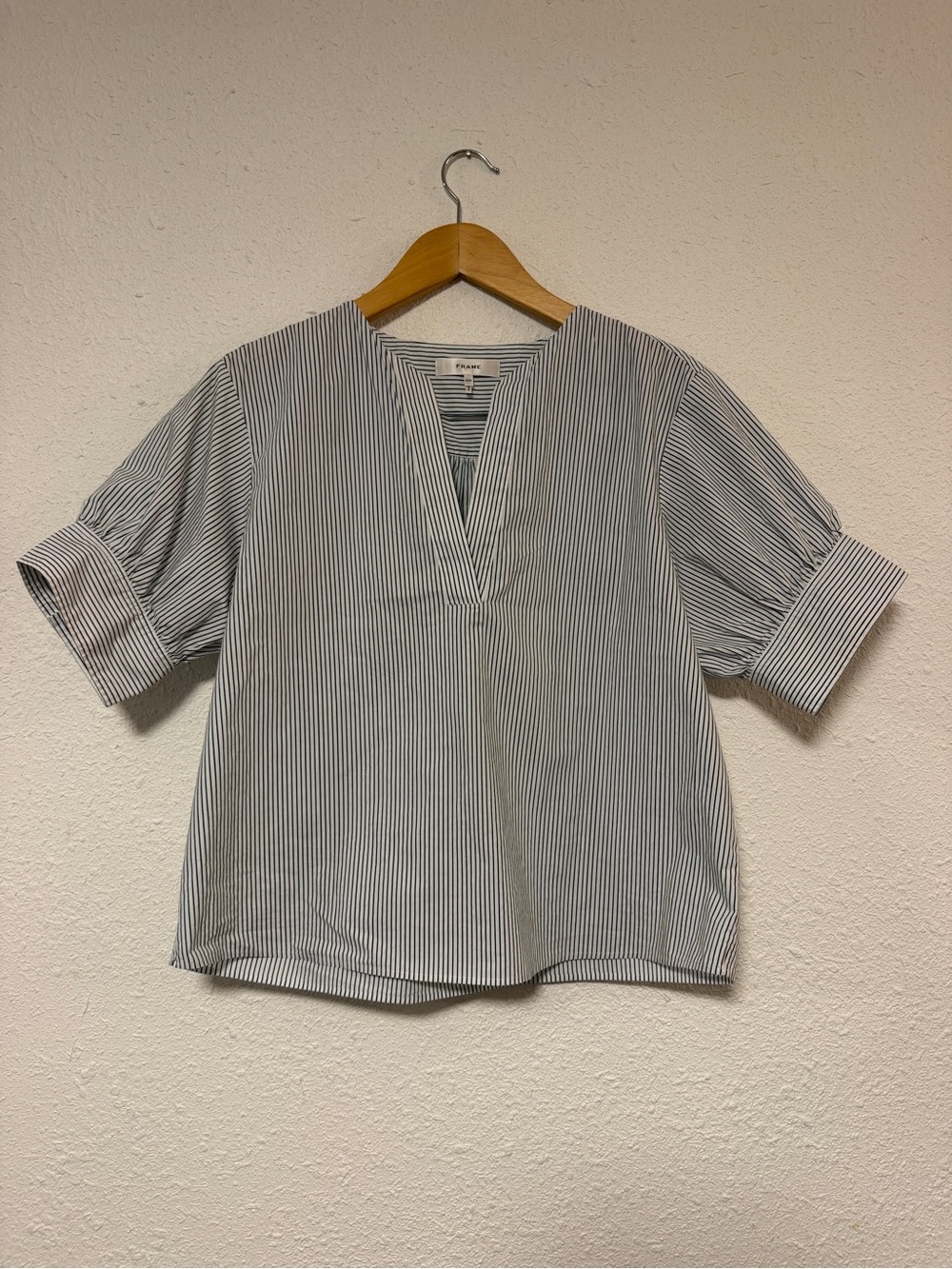 Frame Striped V neck popover top elbow length sleeves medium